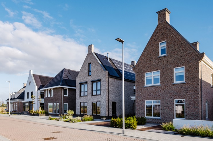 Straat met verschillende huizen.